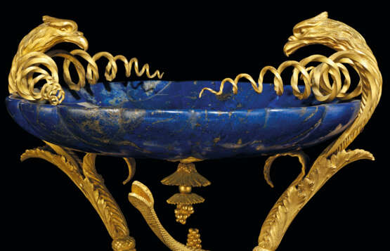 A LATE LOUIS XVI ORMOLU-MOUNTED CARVED LAPIS LAZULI TAZZA - Foto 4