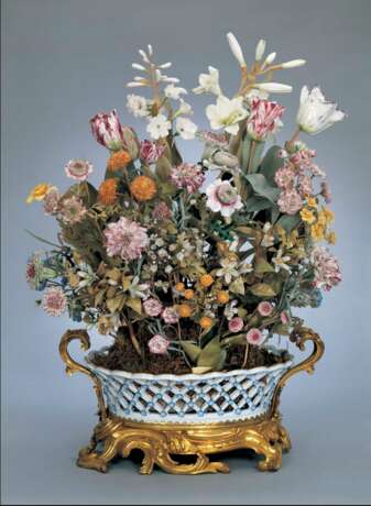 A LOUIS XV ORMOLU-MOUNTED MEISSEN AND VINCENNES PORCELAIN CENTREPIECE - фото 13
