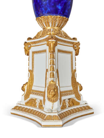 A PAIR OF LATE EMPIRE ORMOLU-MOUNTED SEVRES PORCELAIN `BLEU LAPIS` SEVEN-LIGHT CANDELABRA - фото 5