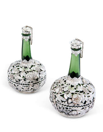 A RARE PAIR OF DUTCH SILVER-MOUNTED GREEN GLASS BOTTLES AND STOPPERS - photo 2