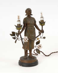 2-flammige Lampe mit Frauenfigur.