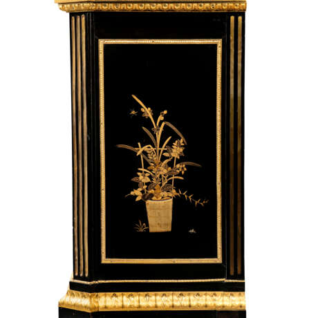 A PAIR OF LOUIS XVI ORMOLU-MOUNTED EBONY AND JAPANESE LACQUER SIDE CABINETS - photo 5