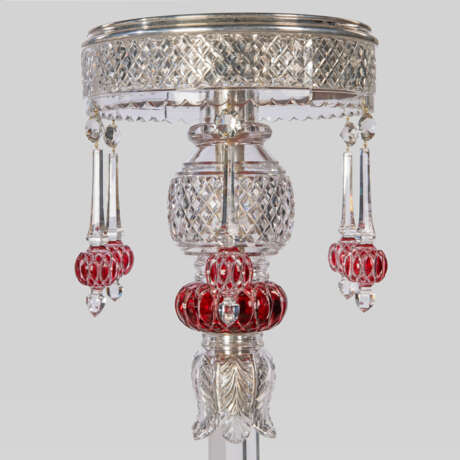 A PAIR OF VICTORIAN CUT-CRYSTAL, RUBY GLASS AND SILVERED-METAL OCCASIONAL-TABLES - Foto 2