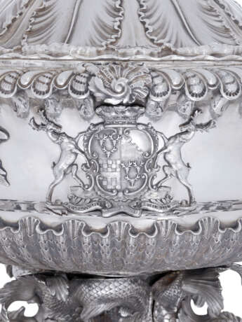 A PAIR OF GEORGE IV SILVER SOUP TUREENS, COVERS, LINERS AND STANDS FROM THE DUKE OF DEVONSHIRE`S GRAND SERVICE - photo 2