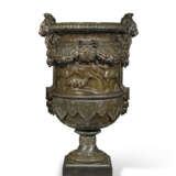 A MONUMENTAL BRONZE VASE - Foto 1