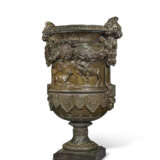 A MONUMENTAL BRONZE VASE - Foto 2