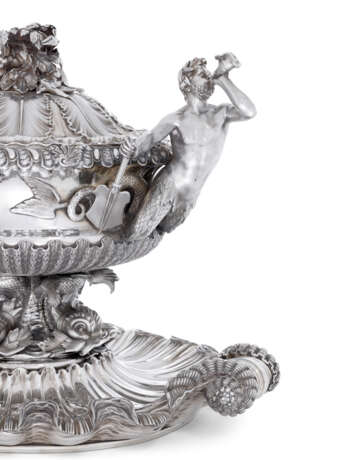 A PAIR OF GEORGE IV SILVER SOUP TUREENS, COVERS, LINERS AND STANDS FROM THE DUKE OF DEVONSHIRE`S GRAND SERVICE - photo 5