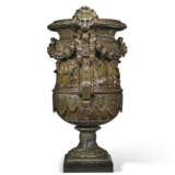 A MONUMENTAL BRONZE VASE - Foto 3