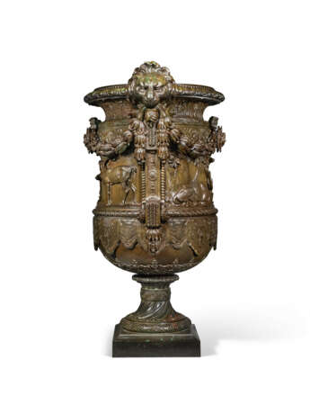 A MONUMENTAL BRONZE VASE - Foto 3