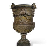 A MONUMENTAL BRONZE VASE - Foto 4