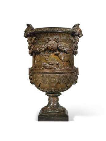 A MONUMENTAL BRONZE VASE - Foto 4