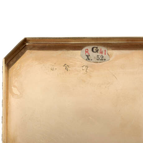 A LOUIS XV TWO-COLOUR GOLD-MOUNTED BO&#206;TE &#192; MINIATURES - Foto 4