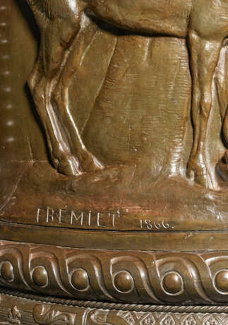 A MONUMENTAL BRONZE VASE - Foto 5
