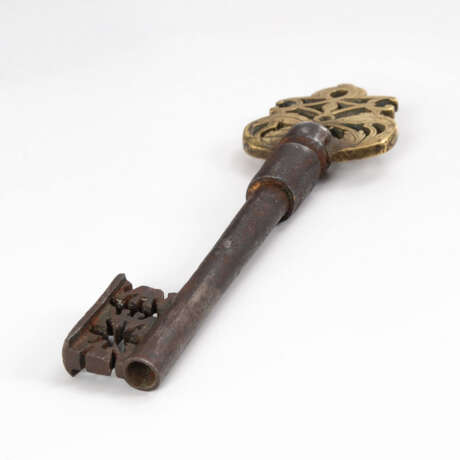 Barocker Schlüssel mit Bronzegriff. - фото 2