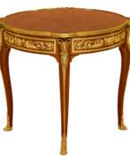 Catalogue des produits. Table en acajou &agrave; d&eacute;cor de marqueterie de style Louis XV, Fran&ccedil;ois Linke. fin 19&egrave;me si&egrave;cle 