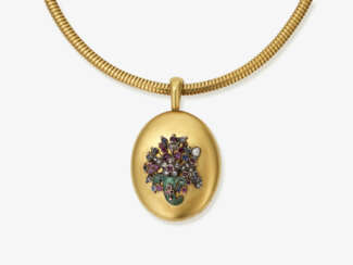 A locket with necklace. England, late 19th century. Locket probably Russia, W&E MIMPRISS