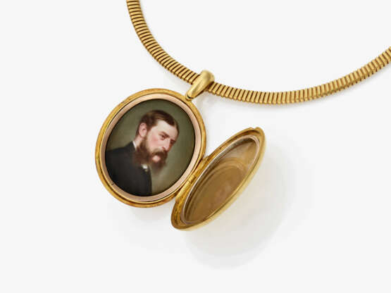 A locket with necklace. England, late 19th century. Locket probably Russia, W&E MIMPRISS - photo 2