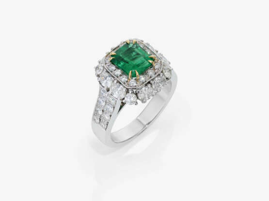 A ring with emerald and diamonds. - photo 1