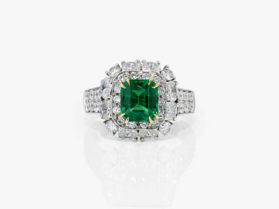 A ring with emerald and diamonds. - photo 2