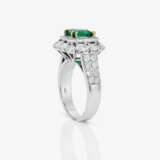 A ring with emerald and diamonds. - photo 3