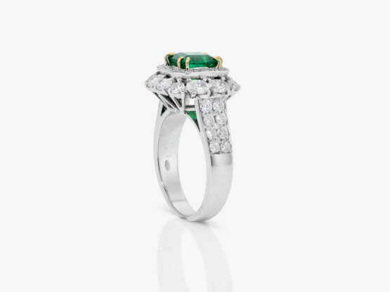 A ring with emerald and diamonds. - photo 3