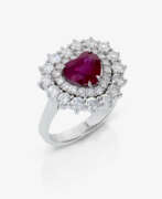 Ringe. Ring mit herzförmigem Rubin und Brillanten.