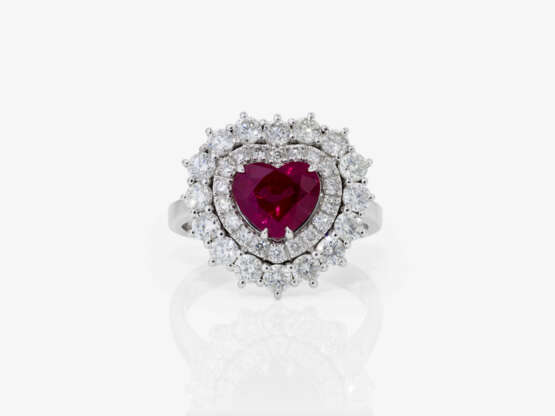 A ring with a heart-shaped ruby and brilliant-cut diamonds. - photo 2
