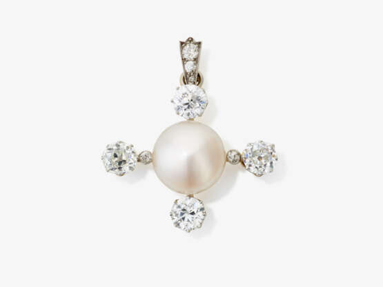 A pendant with a large button-shaped pearl and diamonds. Paris, early 20th century - photo 1