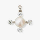 A pendant with a large button-shaped pearl and diamonds. Paris, early 20th century - photo 1