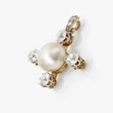 A pendant with a large button-shaped pearl and diamonds. Paris, early 20th century - photo 2