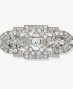 Dress jewellery. A historic plique brooch decorated with different diamond cuts. Argentina, Art deco, 1920-1930s