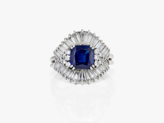 A ring with fine sapphire and diamonds. - photo 2