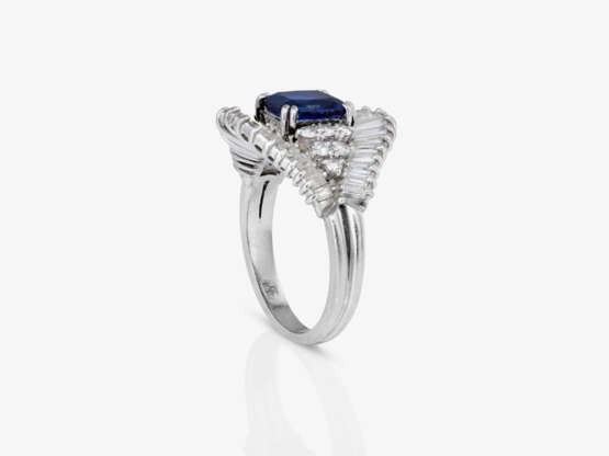 A ring with fine sapphire and diamonds. - photo 3