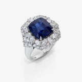 A ring with sapphire and diamonds. - фото 1
