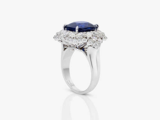 A ring with sapphire and diamonds. - фото 3