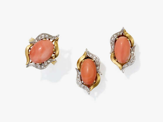 A set consisting of a ring and stud earrings decorated with diamonds and corals. America, 1950s - 1960s - photo 1