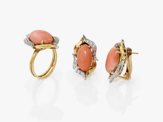 A set consisting of a ring and stud earrings decorated with diamonds and corals. America, 1950s - 1960s - photo 2