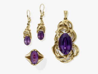 Parure bestehend aus Anhänger, einem Paar Ohrgehänge und einem Ring mit Amethysten. Deutschland, 1950er - 1960er Jahre