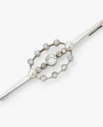 Dress jewellery. A white gold brooch with diamonds and pearls. Deutschland, 20th century