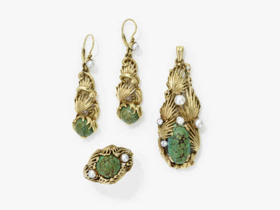 A parure consisting of a pendant, ring, pair of drop earrings with turquoises with matrix and cultured pearls. 1950-1970 - photo 1