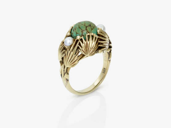 A parure consisting of a pendant, ring, pair of drop earrings with turquoises with matrix and cultured pearls. 1950-1970 - photo 3