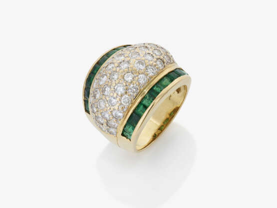 A cocktail ring decorated with emeralds and brilliant-cut diamonds. Italy, 1980-1990s - photo 1