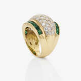 A cocktail ring decorated with emeralds and brilliant-cut diamonds. Italy, 1980-1990s - photo 2