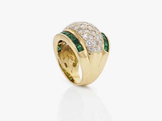 A cocktail ring decorated with emeralds and brilliant-cut diamonds. Italy, 1980-1990s - photo 2