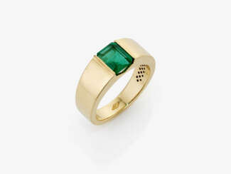 A Colombian "vivid green" emerald ring. Germany, 1980s - 1990s