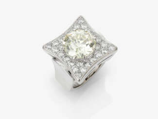 Ring mit großem gelbem Altschliffbrillanten und Brillanten. WEMPE