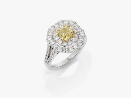 A ring with yellow diamond and brilliant-cut diamonds. - photo 1