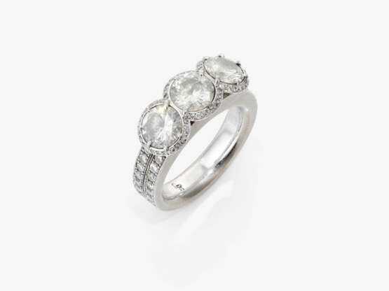 A ring with brilliant-cut diamonds. - photo 1