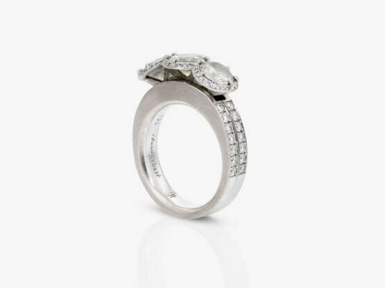 A ring with brilliant-cut diamonds. - photo 3