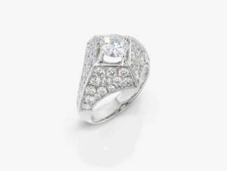 An elegant gentlemen's ring decorated with brilliant-cut diamonds. South Germany, 1990s